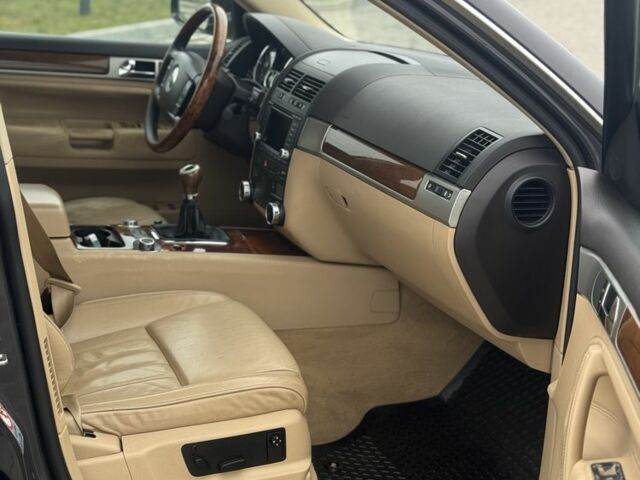 Серый Фольксваген Туарег, объемом двигателя 2.5 л и пробегом 380 тыс. км за 5492 $, фото 5 на Automoto.ua