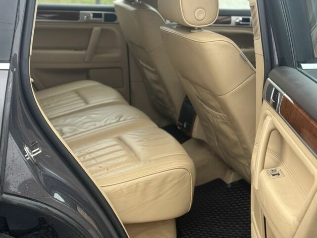 Серый Фольксваген Туарег, объемом двигателя 2.5 л и пробегом 380 тыс. км за 5492 $, фото 6 на Automoto.ua