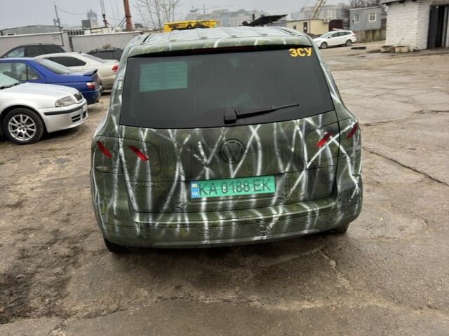 Серый Фольксваген Туарег, объемом двигателя 3.2 л и пробегом 222 тыс. км за 3100 $, фото 6 на Automoto.ua