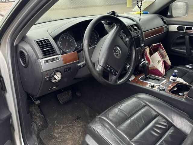 Серый Фольксваген Туарег, объемом двигателя 3.2 л и пробегом 222 тыс. км за 3100 $, фото 8 на Automoto.ua