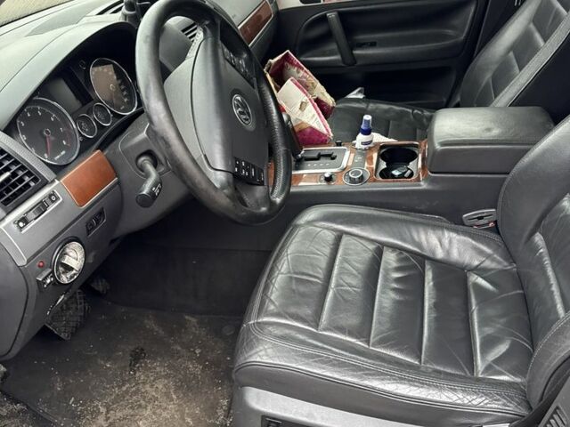 Серый Фольксваген Туарег, объемом двигателя 3.2 л и пробегом 222 тыс. км за 3100 $, фото 7 на Automoto.ua