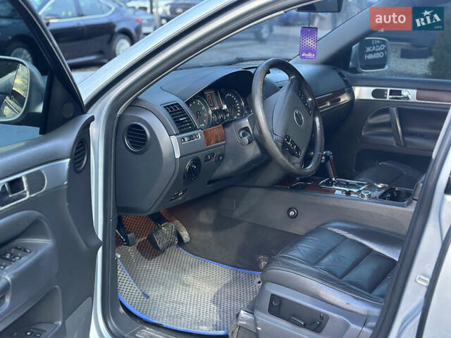 Серый Фольксваген Туарег, объемом двигателя 3.19 л и пробегом 350 тыс. км за 5700 $, фото 5 на Automoto.ua