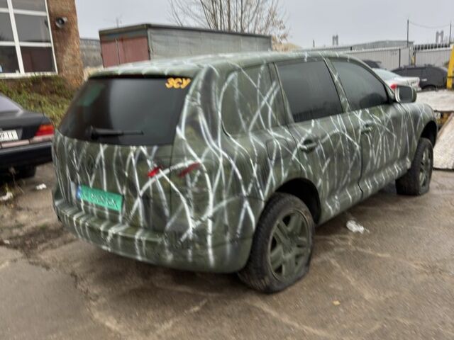 Серый Фольксваген Туарег, объемом двигателя 3.2 л и пробегом 222 тыс. км за 3100 $, фото 1 на Automoto.ua