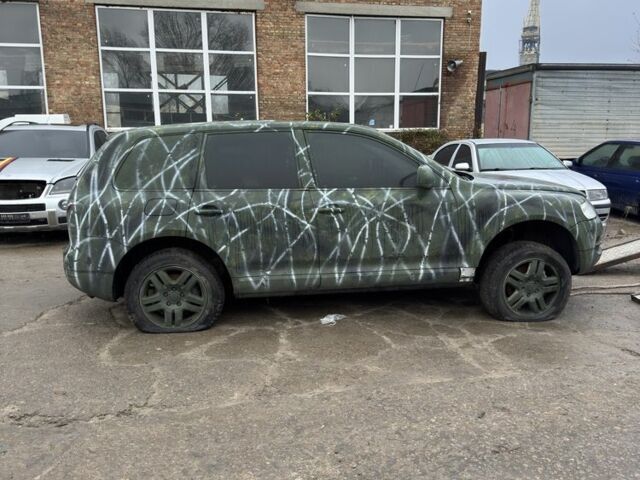 Серый Фольксваген Туарег, объемом двигателя 3.2 л и пробегом 222 тыс. км за 3100 $, фото 4 на Automoto.ua