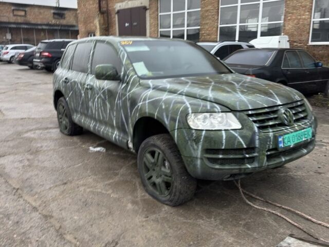 Серый Фольксваген Туарег, объемом двигателя 3.2 л и пробегом 222 тыс. км за 3100 $, фото 3 на Automoto.ua