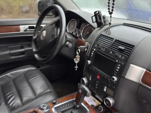 Серый Фольксваген Туарег, объемом двигателя 3.2 л и пробегом 222 тыс. км за 3100 $, фото 2 на Automoto.ua