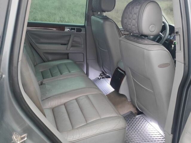 Серый Фольксваген Туарег, объемом двигателя 3.2 л и пробегом 219 тыс. км за 7300 $, фото 7 на Automoto.ua