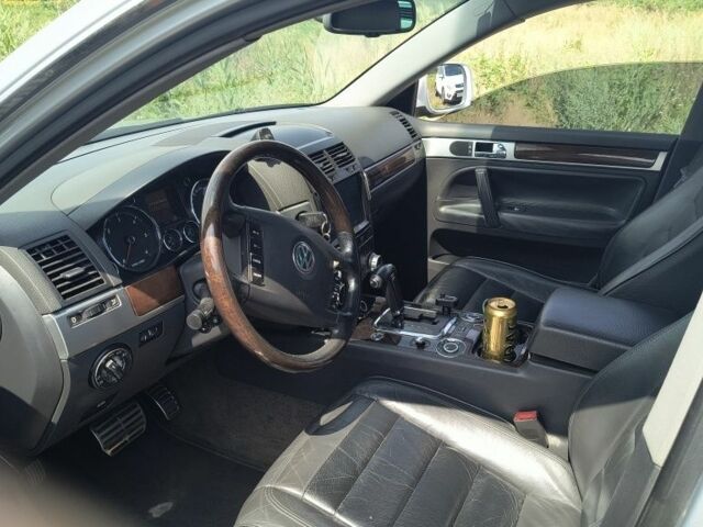 Сірий Фольксваген Туарег, об'ємом двигуна 5 л та пробігом 326 тис. км за 5800 $, фото 3 на Automoto.ua