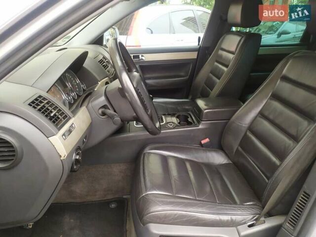 Серый Фольксваген Туарег, объемом двигателя 2.46 л и пробегом 300 тыс. км за 7499 $, фото 18 на Automoto.ua