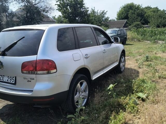 Сірий Фольксваген Туарег, об'ємом двигуна 5 л та пробігом 326 тис. км за 5800 $, фото 1 на Automoto.ua