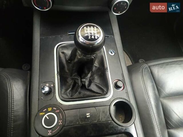 Серый Фольксваген Туарег, объемом двигателя 2.46 л и пробегом 300 тыс. км за 7499 $, фото 27 на Automoto.ua