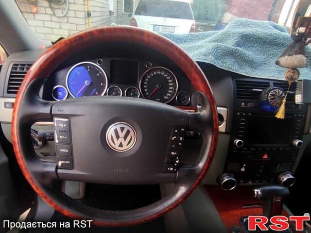 Серый Фольксваген Туарег, объемом двигателя 4.9 л и пробегом 260 тыс. км за 6000 $, фото 4 на Automoto.ua