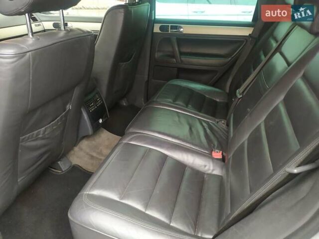 Серый Фольксваген Туарег, объемом двигателя 2.46 л и пробегом 300 тыс. км за 7499 $, фото 29 на Automoto.ua