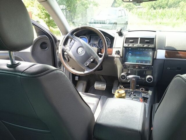 Сірий Фольксваген Туарег, об'ємом двигуна 5 л та пробігом 326 тис. км за 5800 $, фото 2 на Automoto.ua