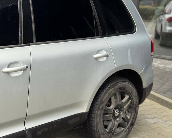 Серый Фольксваген Туарег, объемом двигателя 3.2 л и пробегом 320 тыс. км за 6100 $, фото 2 на Automoto.ua