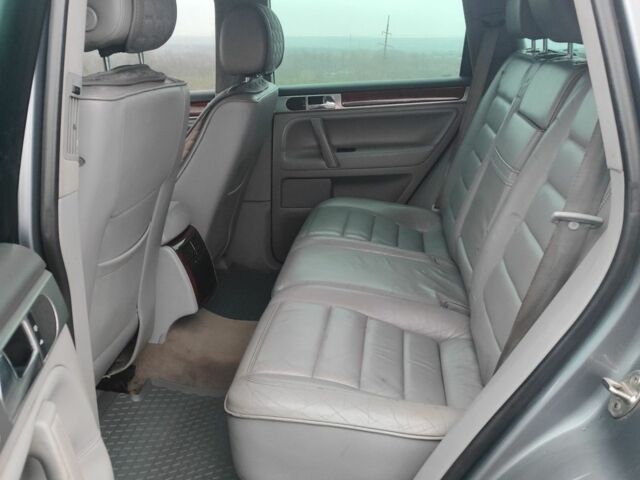 Серый Фольксваген Туарег, объемом двигателя 3.2 л и пробегом 219 тыс. км за 7300 $, фото 5 на Automoto.ua