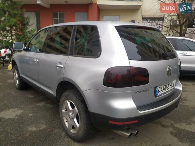 Серый Фольксваген Туарег, объемом двигателя 2.46 л и пробегом 300 тыс. км за 7499 $, фото 2 на Automoto.ua