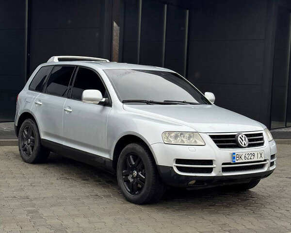 Серый Фольксваген Туарег, объемом двигателя 3.2 л и пробегом 320 тыс. км за 6100 $, фото 6 на Automoto.ua