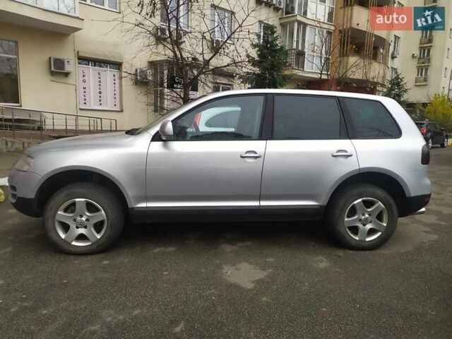 Серый Фольксваген Туарег, объемом двигателя 2.46 л и пробегом 300 тыс. км за 7499 $, фото 1 на Automoto.ua