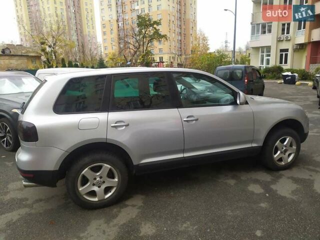 Серый Фольксваген Туарег, объемом двигателя 2.46 л и пробегом 300 тыс. км за 7499 $, фото 5 на Automoto.ua