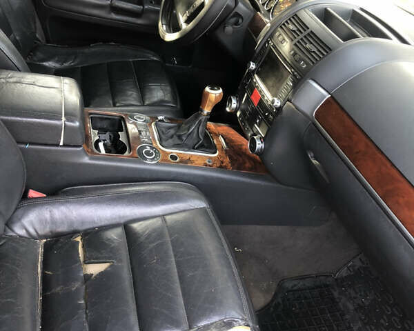 Сірий Фольксваген Туарег, об'ємом двигуна 2.46 л та пробігом 372 тис. км за 5600 $, фото 1 на Automoto.ua