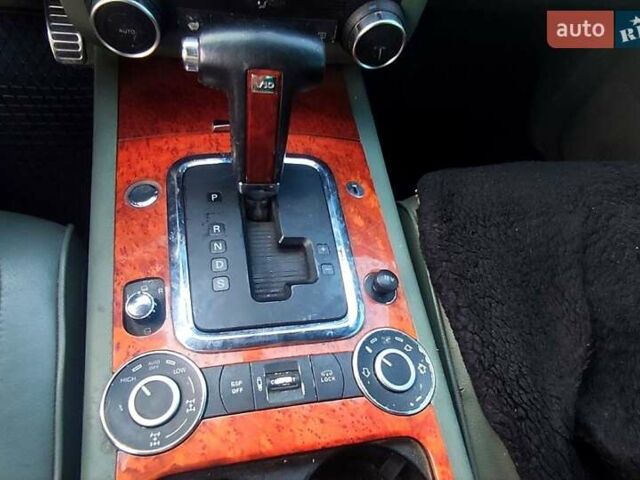 Серый Фольксваген Туарег, объемом двигателя 4.9 л и пробегом 260 тыс. км за 6000 $, фото 2 на Automoto.ua