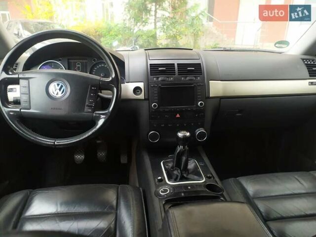 Серый Фольксваген Туарег, объемом двигателя 2.46 л и пробегом 300 тыс. км за 7499 $, фото 20 на Automoto.ua