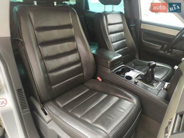 Серый Фольксваген Туарег, объемом двигателя 2.46 л и пробегом 300 тыс. км за 7499 $, фото 32 на Automoto.ua