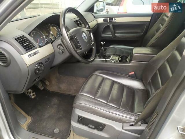 Серый Фольксваген Туарег, объемом двигателя 2.46 л и пробегом 300 тыс. км за 7499 $, фото 16 на Automoto.ua