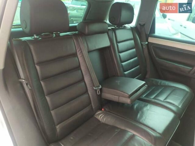 Серый Фольксваген Туарег, объемом двигателя 2.46 л и пробегом 300 тыс. км за 7499 $, фото 31 на Automoto.ua