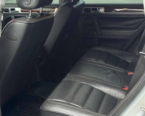 Серый Фольксваген Туарег, объемом двигателя 3.2 л и пробегом 320 тыс. км за 6100 $, фото 11 на Automoto.ua