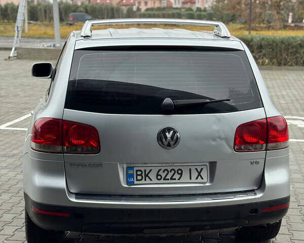Серый Фольксваген Туарег, объемом двигателя 3.2 л и пробегом 320 тыс. км за 6100 $, фото 3 на Automoto.ua