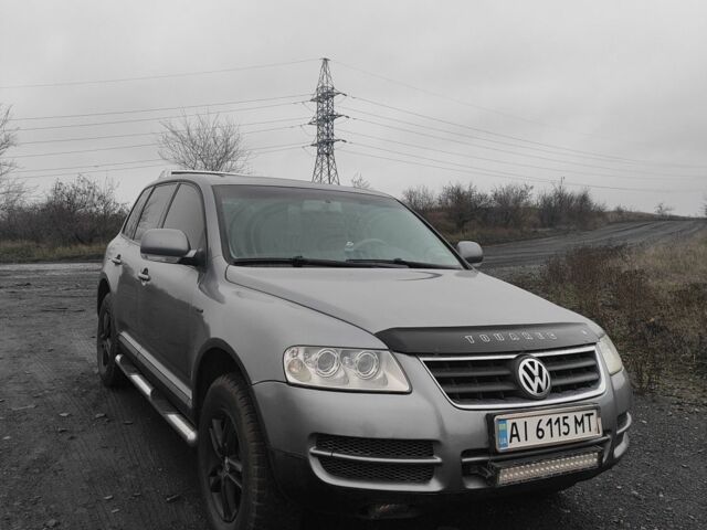 Серый Фольксваген Туарег, объемом двигателя 3.2 л и пробегом 219 тыс. км за 7300 $, фото 2 на Automoto.ua