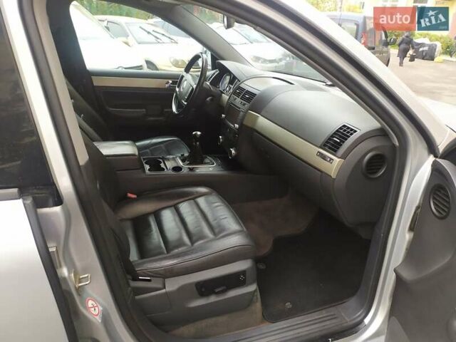 Серый Фольксваген Туарег, объемом двигателя 2.46 л и пробегом 300 тыс. км за 7499 $, фото 33 на Automoto.ua