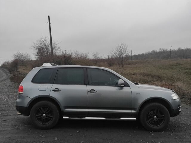 Серый Фольксваген Туарег, объемом двигателя 3.2 л и пробегом 219 тыс. км за 7300 $, фото 3 на Automoto.ua
