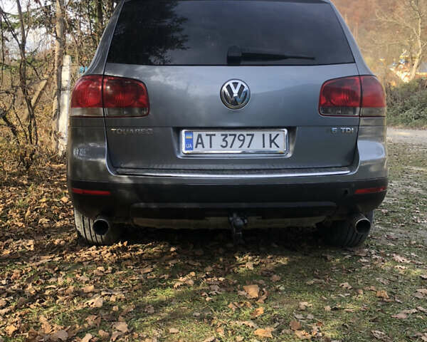 Сірий Фольксваген Туарег, об'ємом двигуна 2.46 л та пробігом 372 тис. км за 5600 $, фото 2 на Automoto.ua