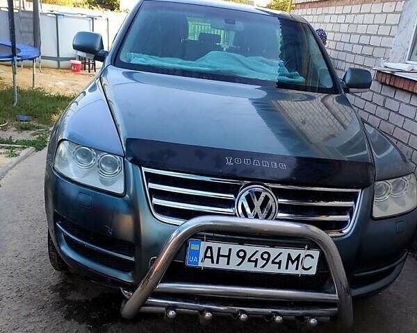 Серый Фольксваген Туарег, объемом двигателя 4.9 л и пробегом 260 тыс. км за 6000 $, фото 1 на Automoto.ua