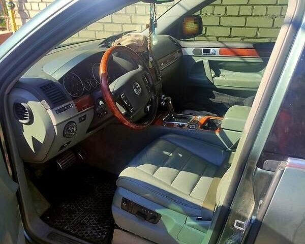 Серый Фольксваген Туарег, объемом двигателя 4.9 л и пробегом 260 тыс. км за 6000 $, фото 8 на Automoto.ua