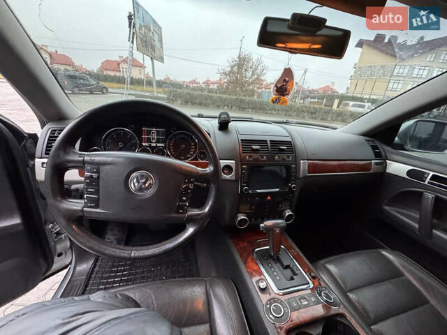 Серый Фольксваген Туарег, объемом двигателя 3.2 л и пробегом 320 тыс. км за 6100 $, фото 13 на Automoto.ua