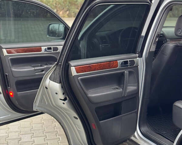 Серый Фольксваген Туарег, объемом двигателя 3.2 л и пробегом 320 тыс. км за 6100 $, фото 12 на Automoto.ua