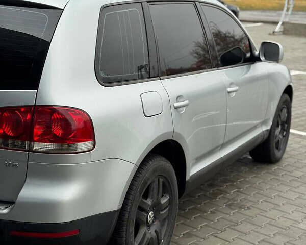 Серый Фольксваген Туарег, объемом двигателя 3.2 л и пробегом 320 тыс. км за 6100 $, фото 4 на Automoto.ua