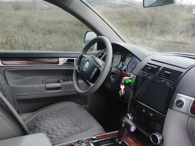 Серый Фольксваген Туарег, объемом двигателя 3.2 л и пробегом 219 тыс. км за 7300 $, фото 6 на Automoto.ua