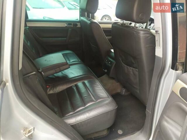 Серый Фольксваген Туарег, объемом двигателя 2.46 л и пробегом 300 тыс. км за 7499 $, фото 30 на Automoto.ua