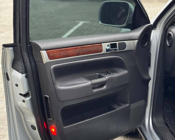 Серый Фольксваген Туарег, объемом двигателя 3.2 л и пробегом 320 тыс. км за 6100 $, фото 10 на Automoto.ua