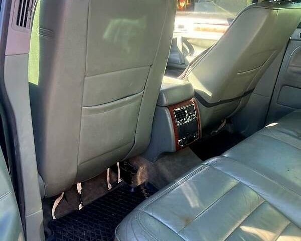 Серый Фольксваген Туарег, объемом двигателя 4.9 л и пробегом 260 тыс. км за 6000 $, фото 4 на Automoto.ua