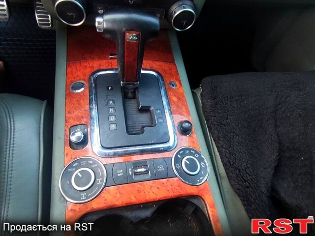 Серый Фольксваген Туарег, объемом двигателя 4.9 л и пробегом 260 тыс. км за 6000 $, фото 3 на Automoto.ua