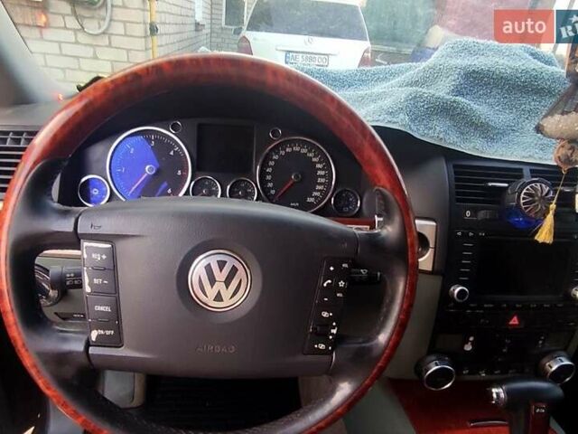 Серый Фольксваген Туарег, объемом двигателя 4.9 л и пробегом 260 тыс. км за 6000 $, фото 3 на Automoto.ua
