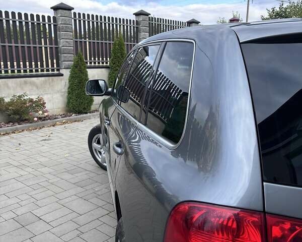 Серый Фольксваген Туарег, объемом двигателя 2.46 л и пробегом 331 тыс. км за 8500 $, фото 6 на Automoto.ua