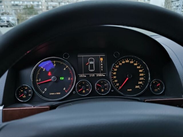 Серый Фольксваген Туарег, объемом двигателя 3 л и пробегом 370 тыс. км за 13000 $, фото 9 на Automoto.ua