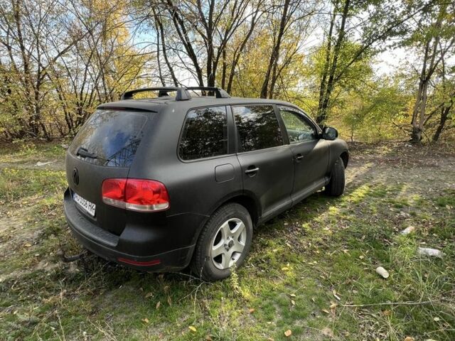 Серый Фольксваген Туарег, объемом двигателя 2.5 л и пробегом 290 тыс. км за 6300 $, фото 2 на Automoto.ua